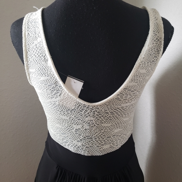 Asymmetrical Black/white Plunge Lace Dress - Picture 9 of 12